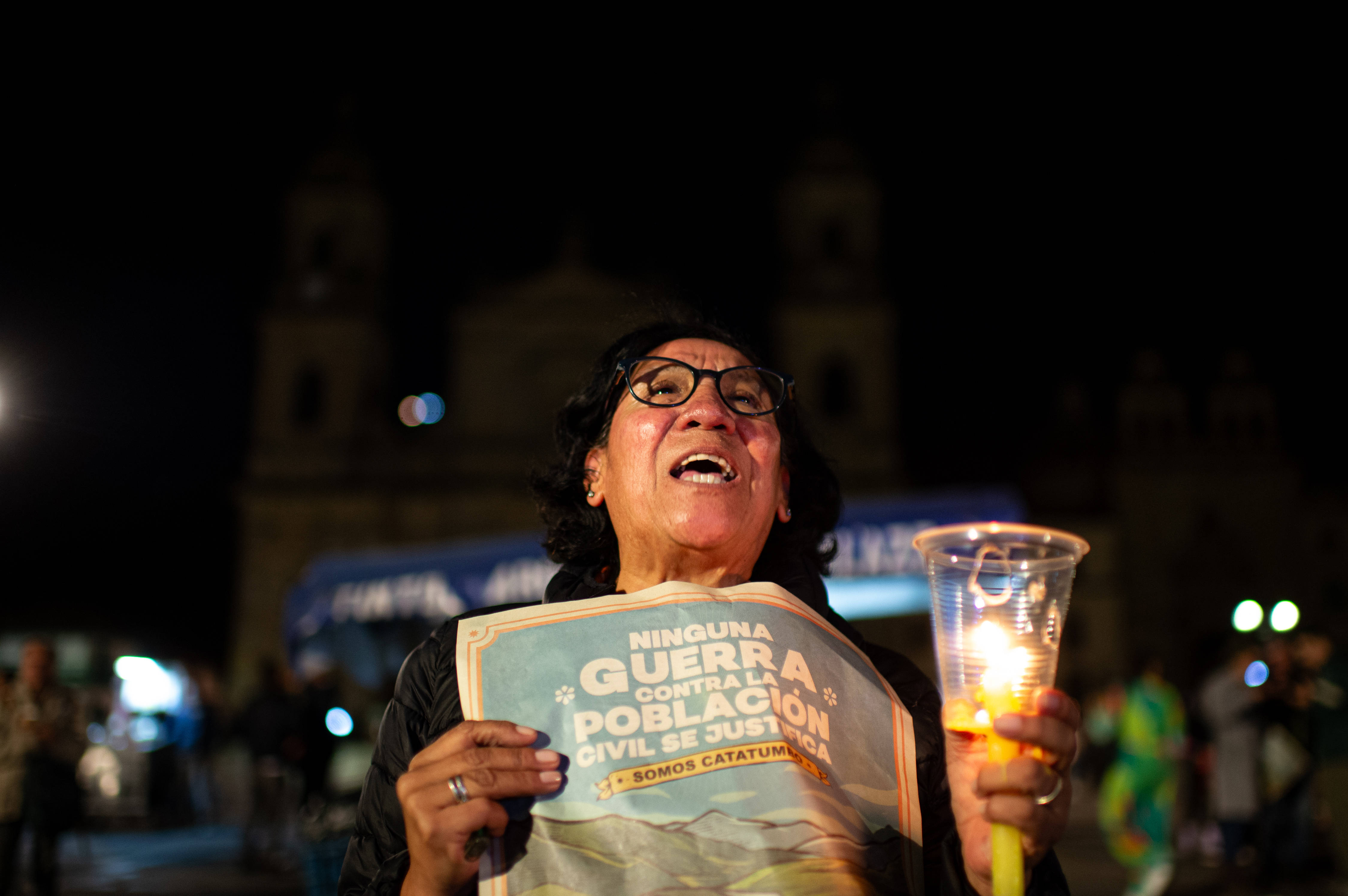 Eine Frau hält ein Protestschild in der Hand