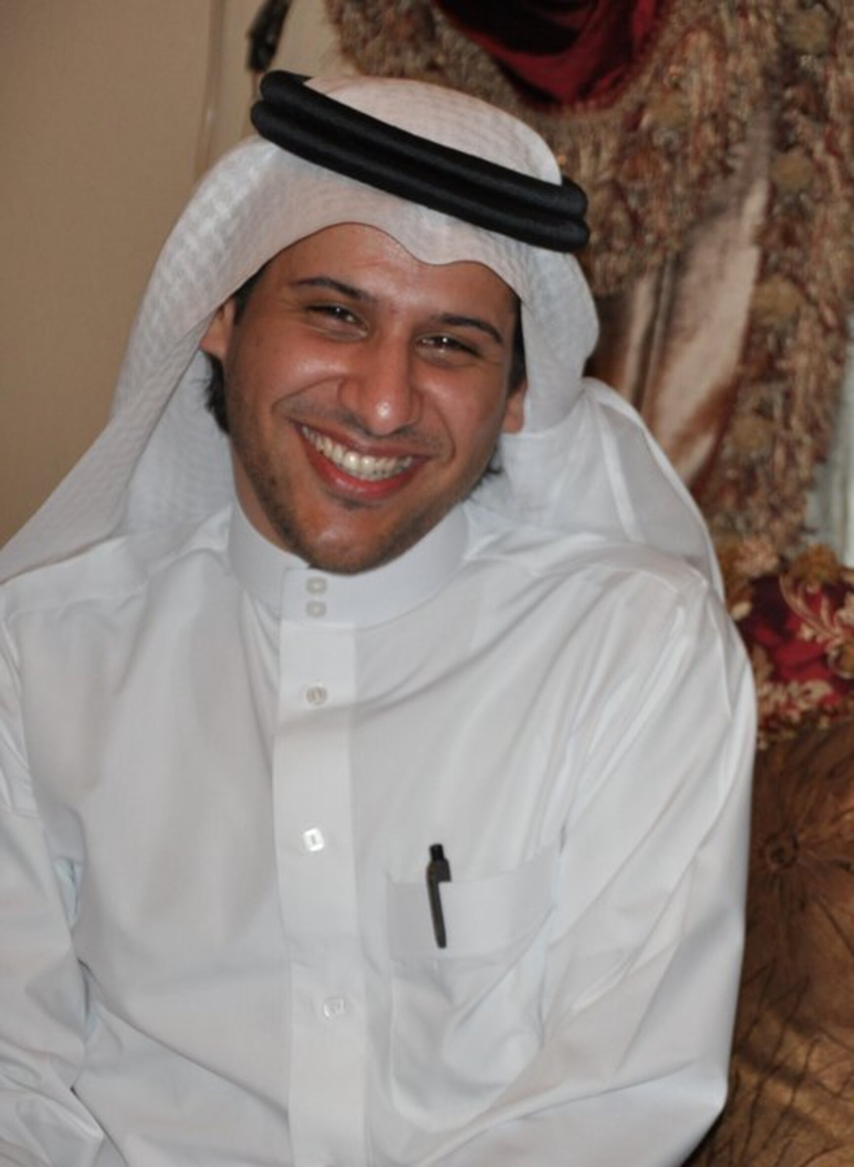 Porträtfoto von Waleed Abu al-Khair, der mit einem großen Lächeln in die Kamera schaut. 
