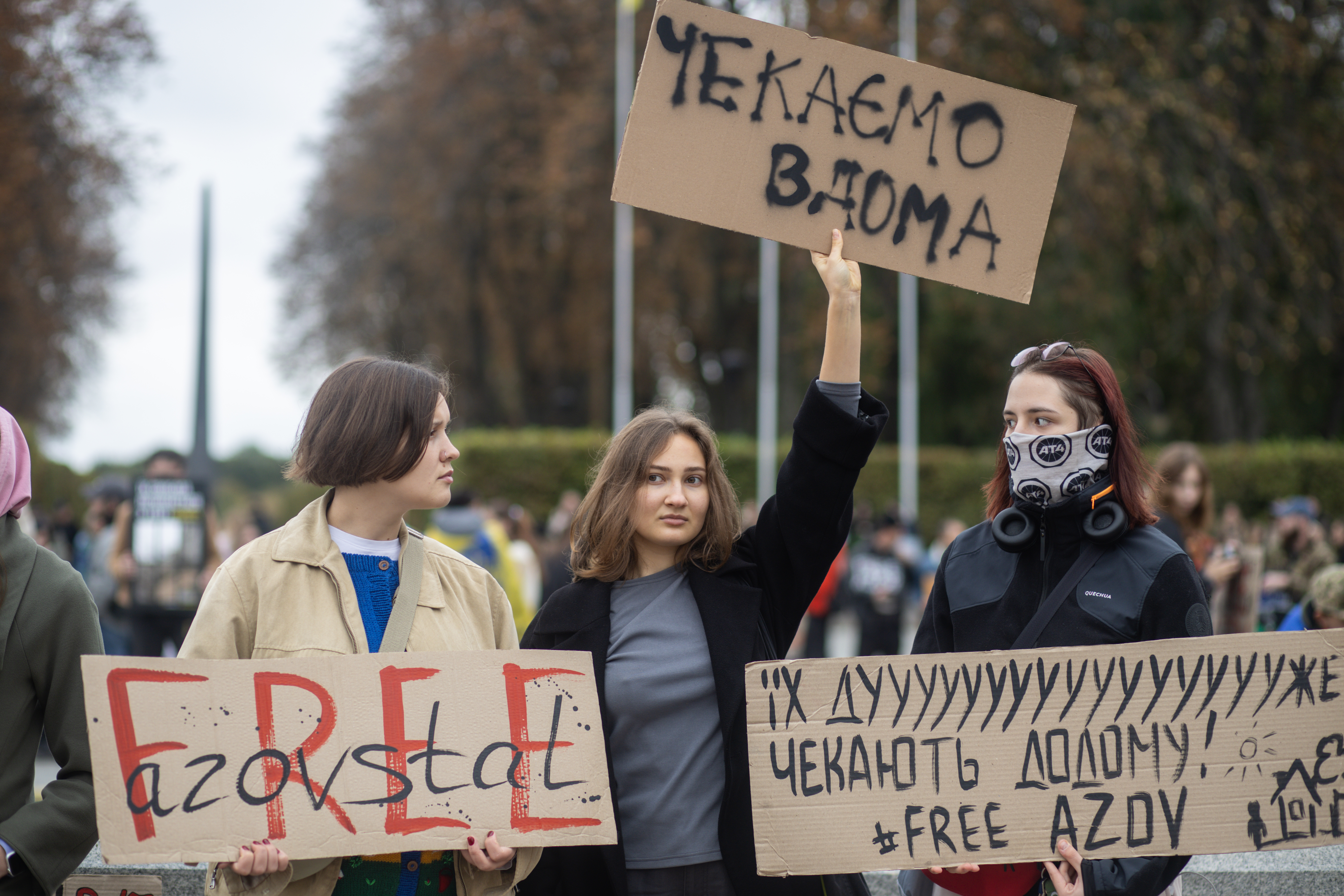 Mehrere Menschen mit Protestschildern