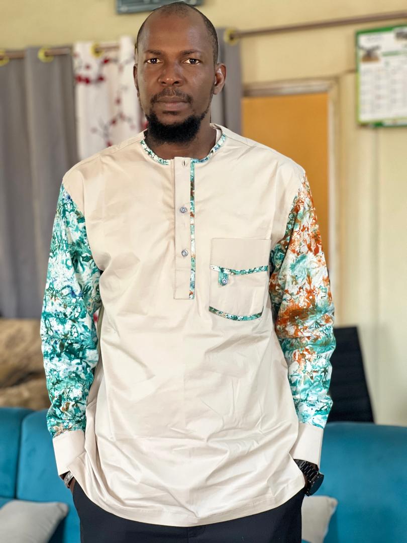 Porträtfoto von Etienne Fakaba Sissoko, der in die Kamera lächelt.