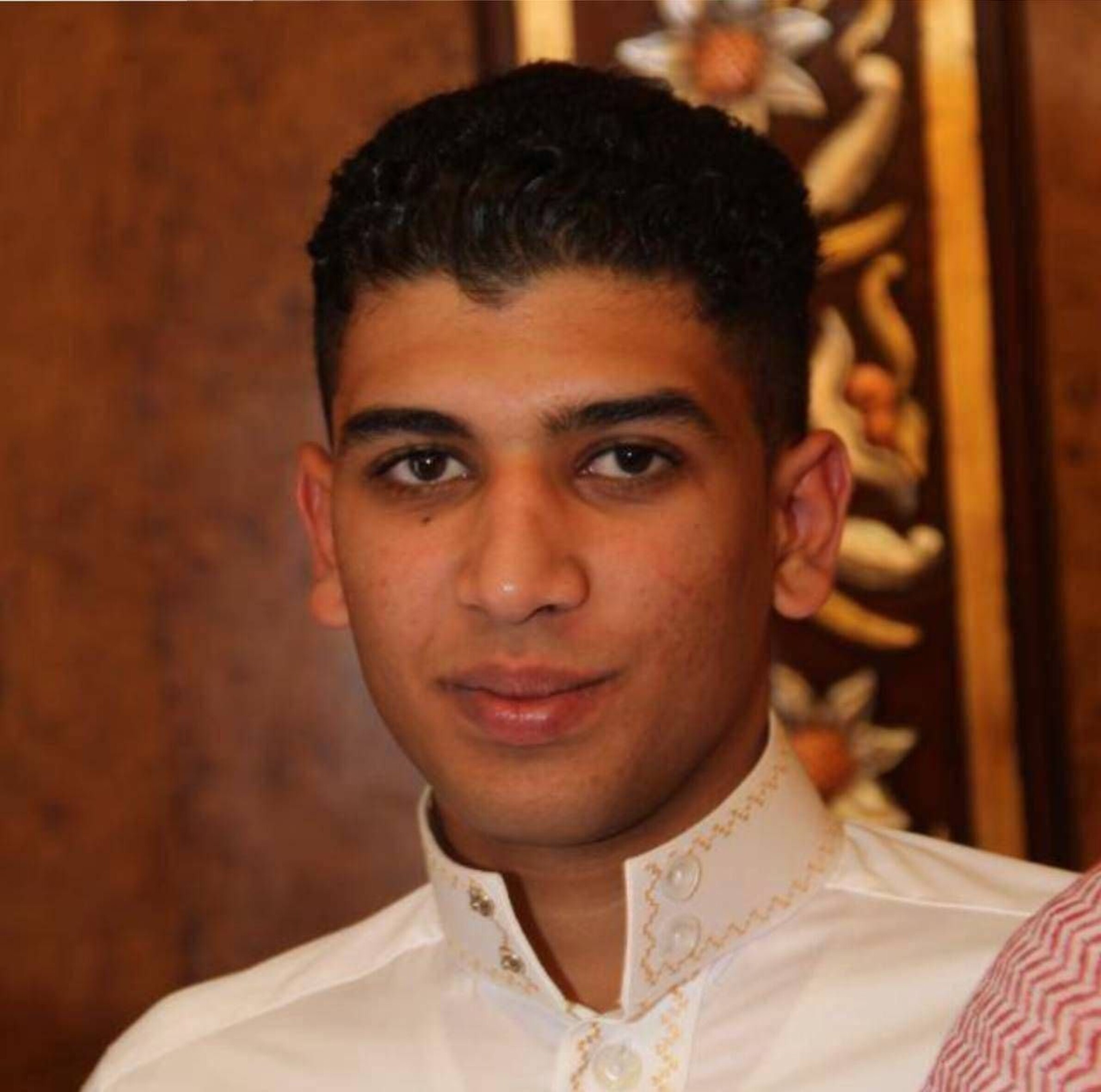 Porträtfoto von Abdullah al-Derazi, der in die Kamera lächelt.