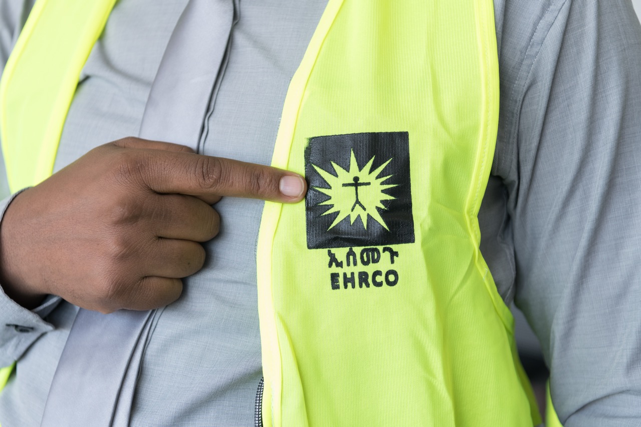 Ein Mitarbeiter des Äthiopischen Menschenrechtsrates EHRCO zeigt das Logo der Organisation auf seiner Weste (undatiertes Foto)