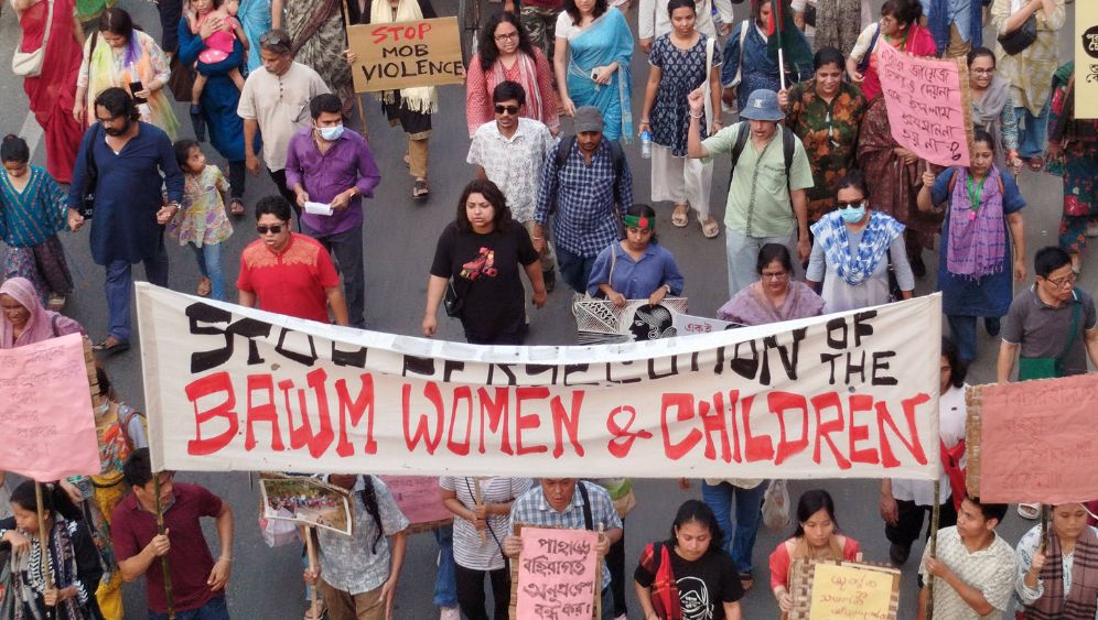 Viele Menschen bei einem Protest, sie halten ein Banner: "Stop Persecution of the Bawm Women and Children"