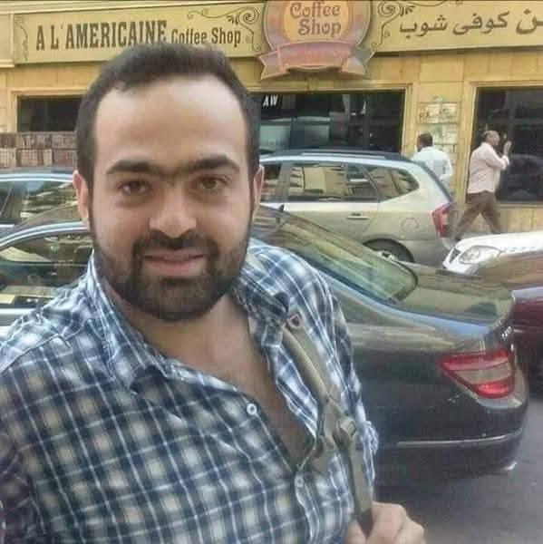 Porträtbild von Mohamed Adel. Er lächelt in die Kamera, hat kurze schwarze Haare