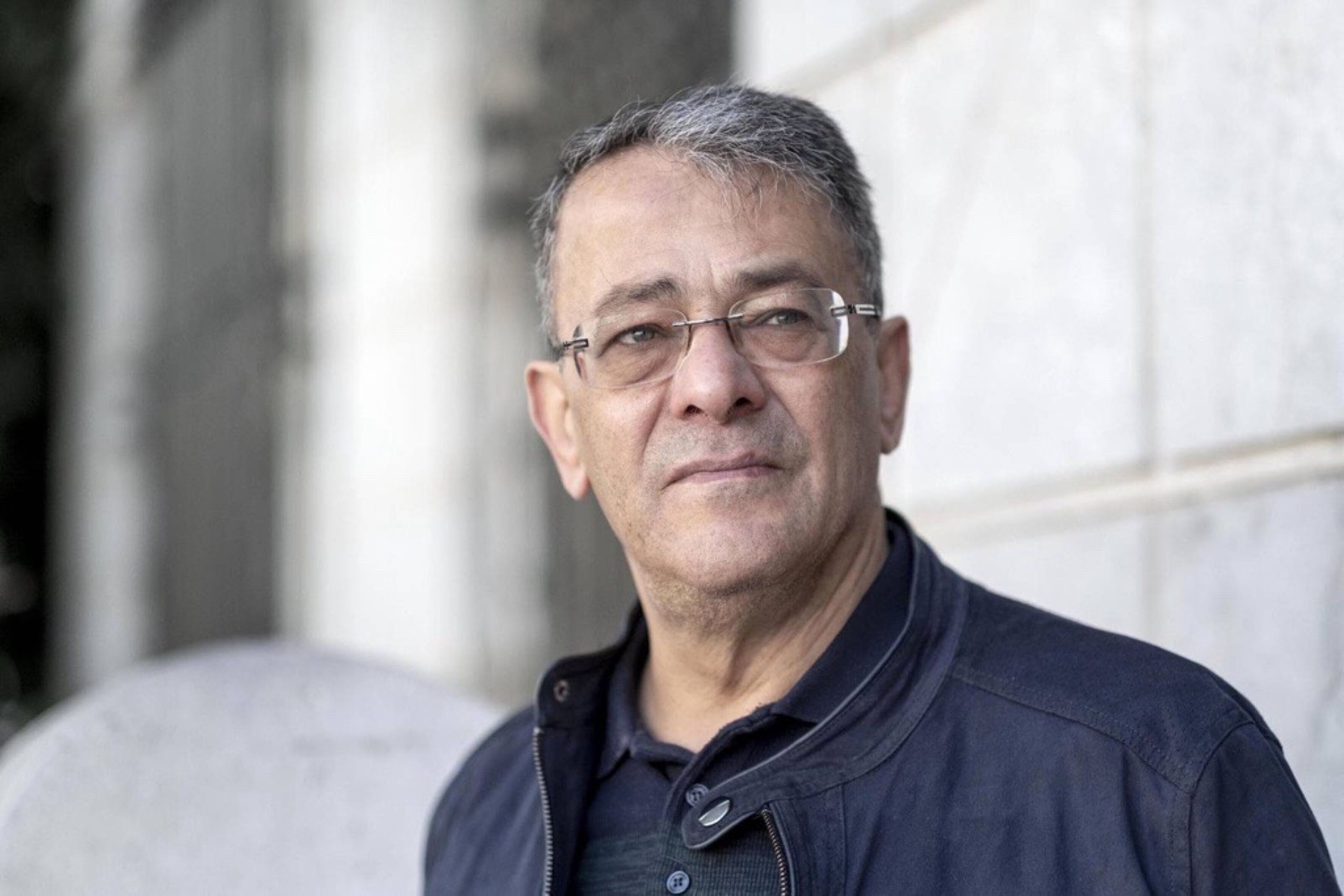 Porträtfoto von Ahmed Souab. Er trägt eine Brille und schaut an der Kamera vorbei.