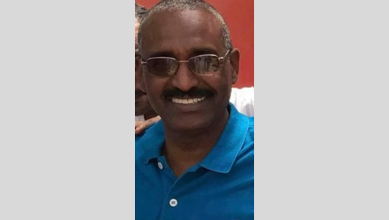 Porträtfoto von Ahmed Abdalla Khedir Nasir (Ahmed Shifaa). Er trägt einen Schnurrbart und eine Brille und lächelt in die Kamera-