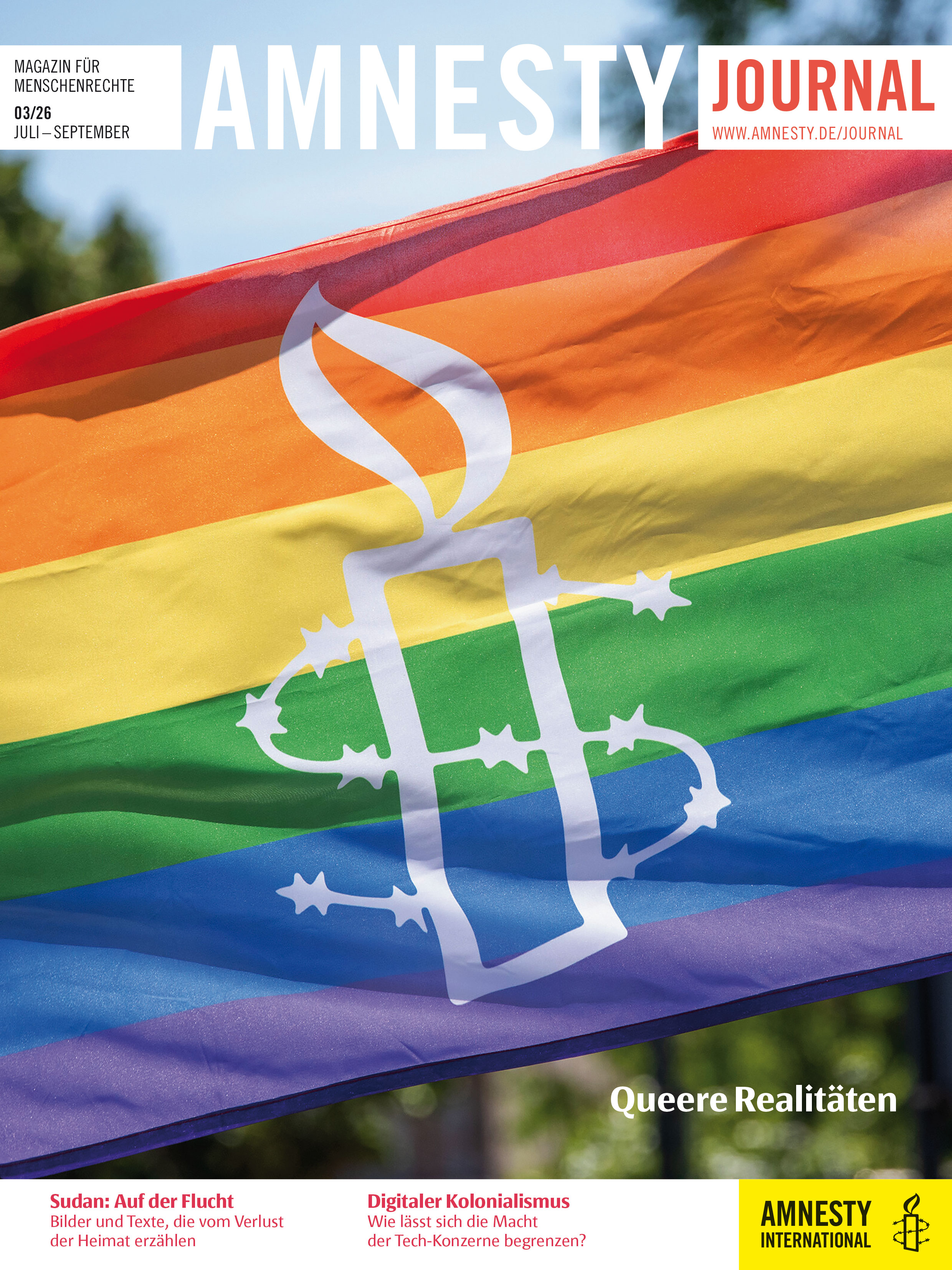 Eine Regebogenflagge im Sonnenschein, darauf die stacheldrahtumwundene Kerze, das Symbol von Amnesty International.