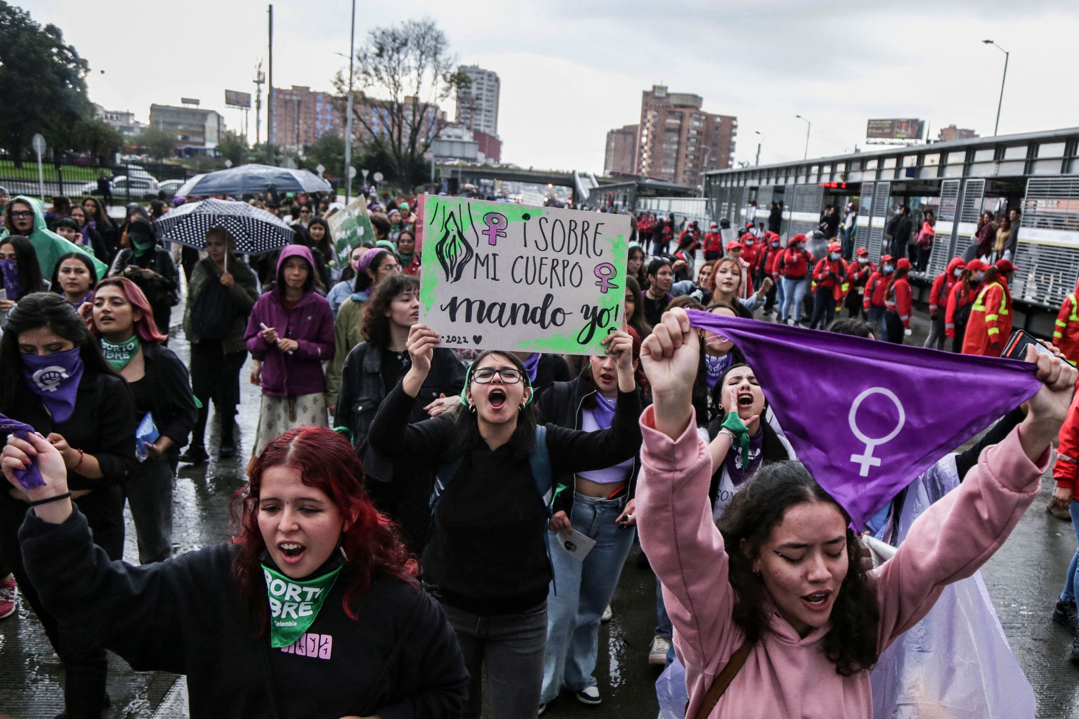 Frauen bei einem Demonstrationszug mit feministischen Plakaten und Symbolen