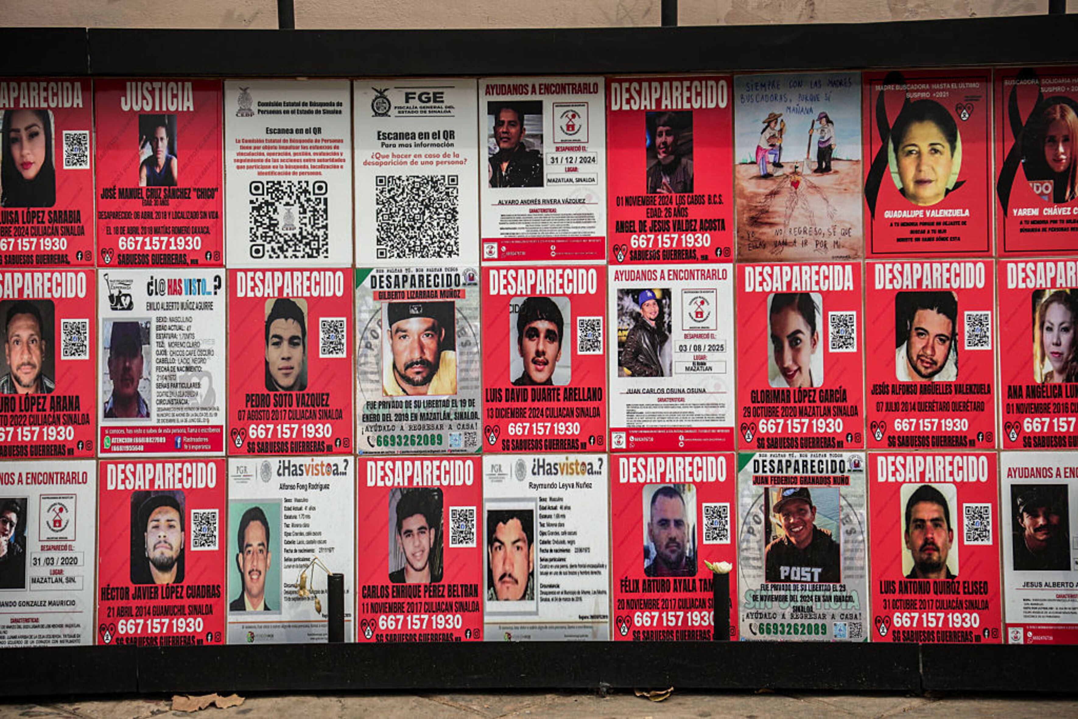 Das Foto zeigt eine Mauer oder Wand, die komplett verdeckt ist mit steckbriefartigen Plakaten.