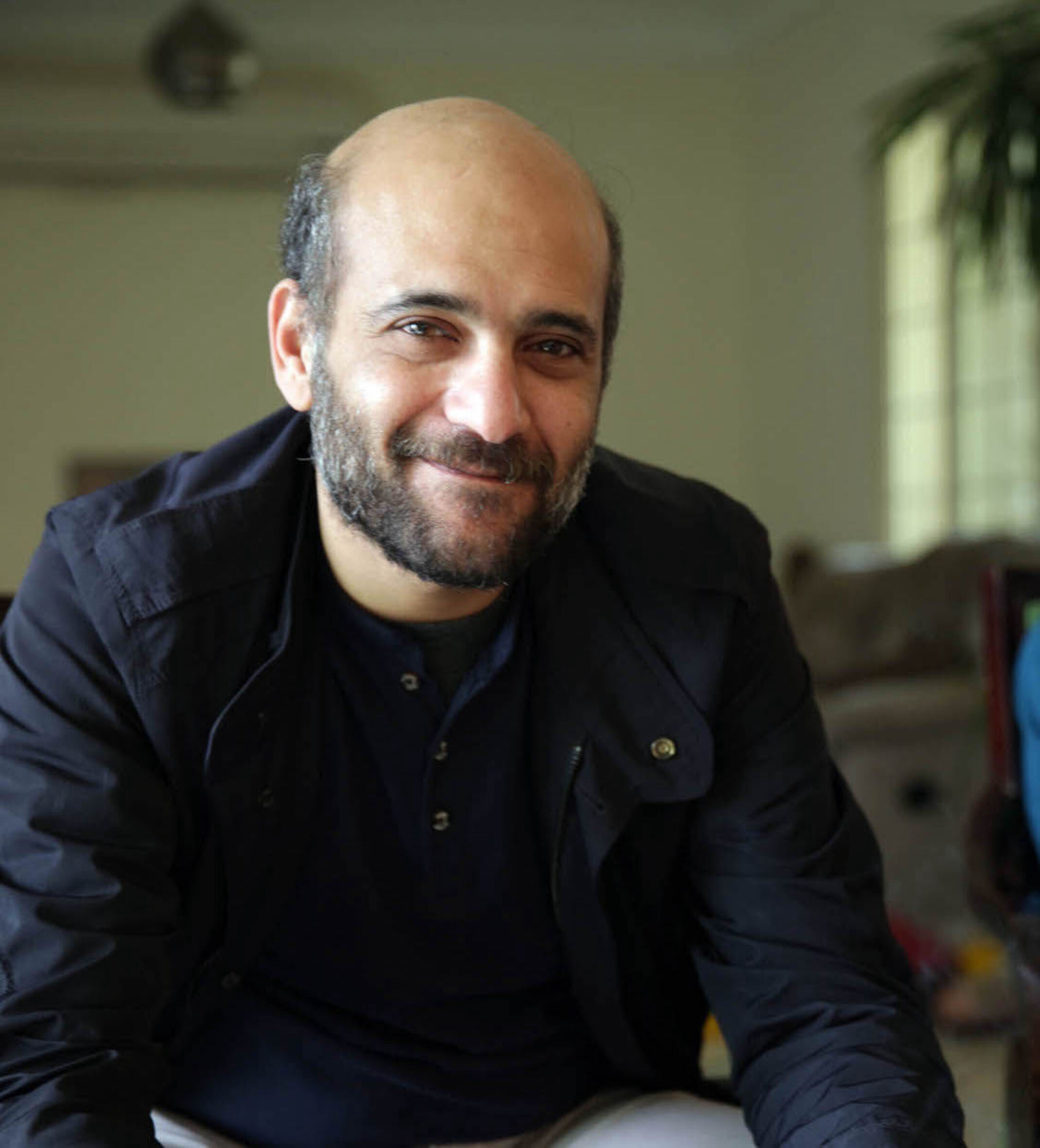 Porträtfoto von Ramy Shaath, der in die Kamera lächelt.