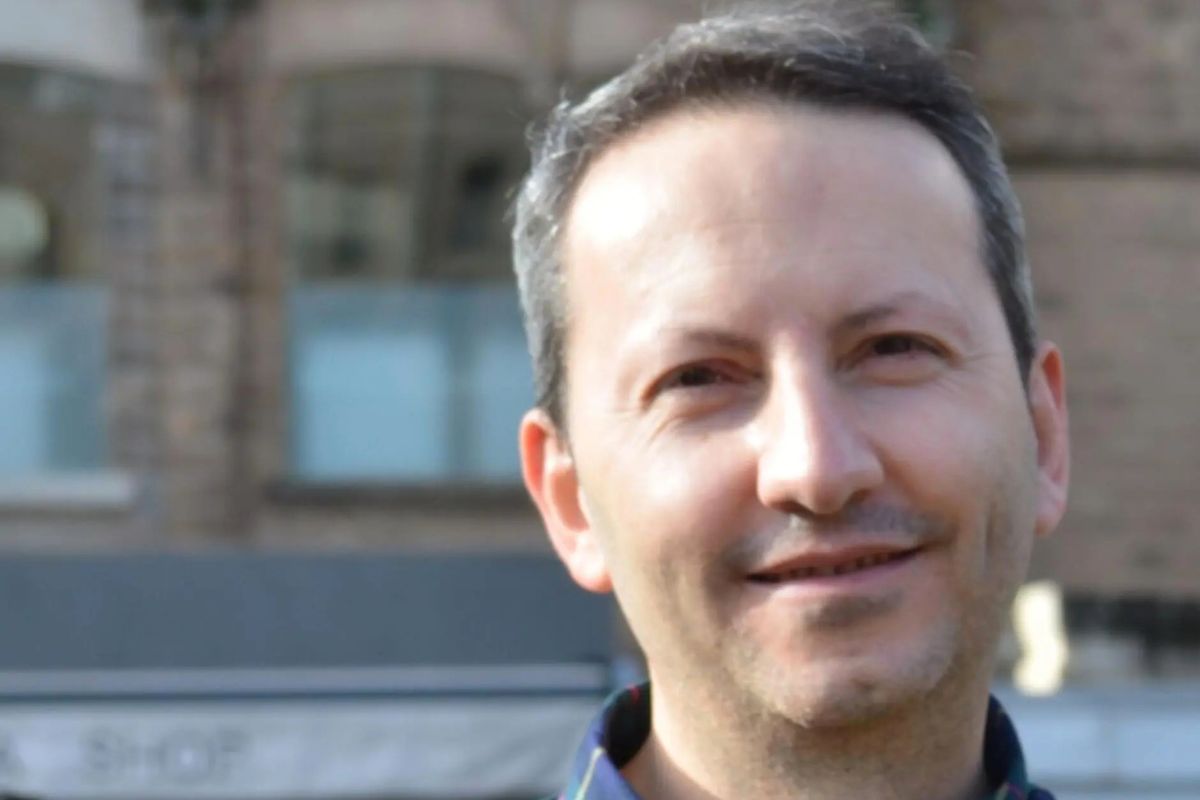 Porträtfoto von Ahmadreza Djalali, der in die Kamera blickt und leicht lächelt.