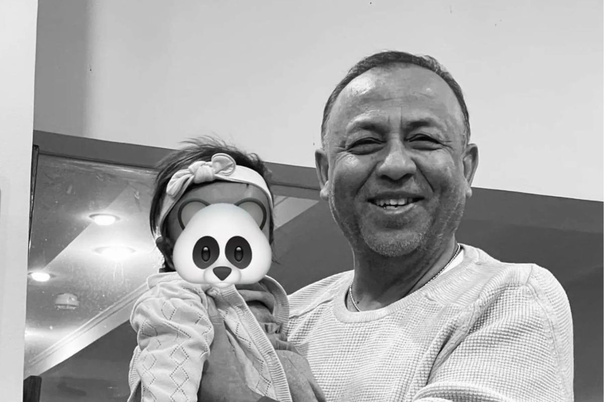 Das Foto zeigt Sylvain Rabetsaroana, der ein kleines Kind auf dem Arm trägt. Er lächelt in die Kamera. Das Foto wurde digital bearbeitet, um das Gesicht des Kindes unkenntlich zu machen. Auf dem Gesicht wurde ein Panda-Gesicht digital platziert.