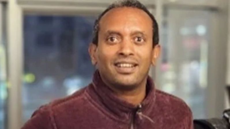 Porträtfoto von Million Beyene, der in die Kamera lächelt.
