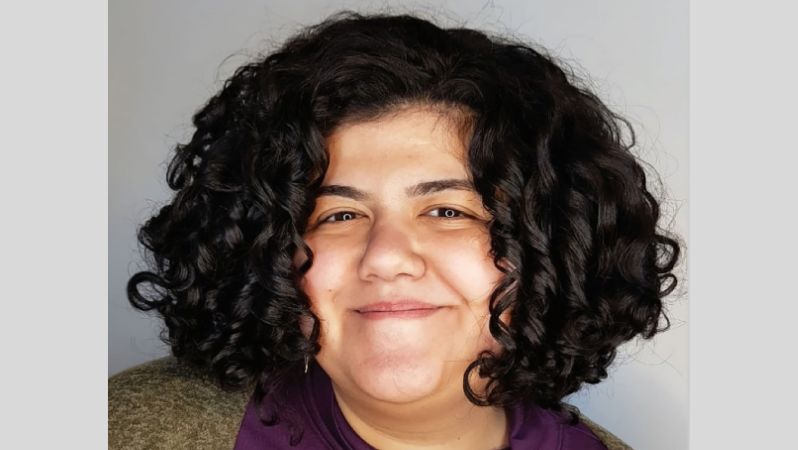 Porträtfoto von Marwa Arafa, die in die Kamera lächelt.