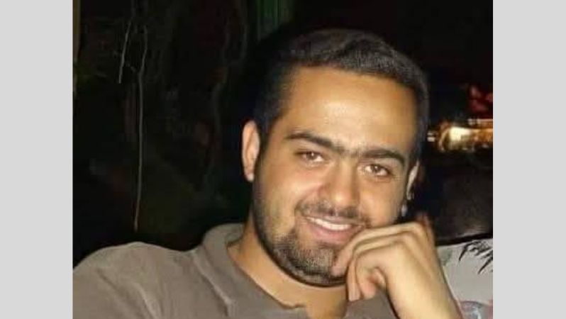 Porträtbild von Mohamed Adel. Er lächelt in die Kamera, hat kurze schwarze Haare