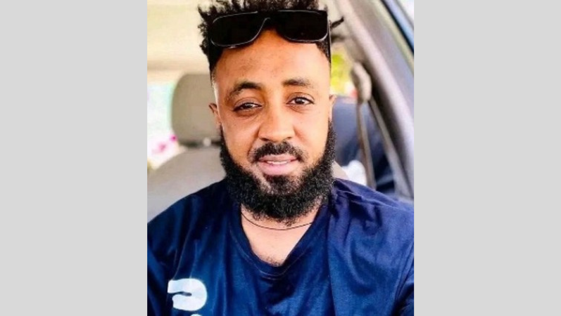 Selfie-Aufnahme von Filmon Gebrehiwot Hagos, der in einem Auto sitzt.