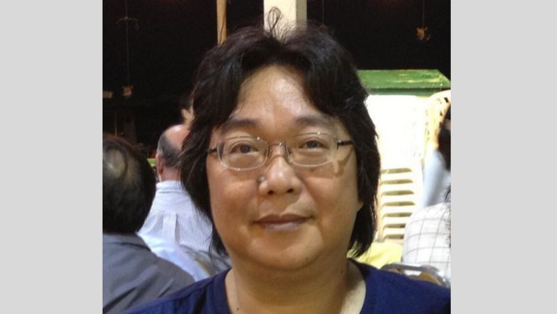 Das Bild zeigt eine Porträtaufnahme von Gui Minhai, der in die Kamera schaut und eine Brille trägt.