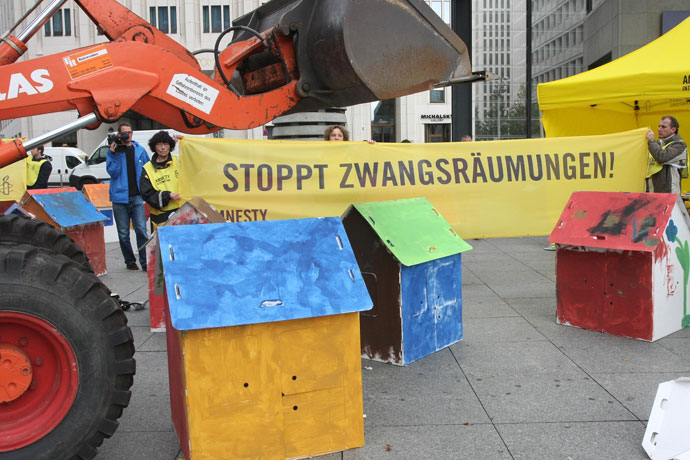 Weltweit ist das Zuhause für Hundertausende Menschen ein bedrohter Ort. 