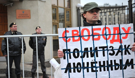 Demonstrant vor dem russischen Ermittlungskomitee in Moskau, 22. Oktober 2012