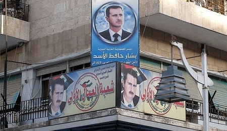 Schilder mit dem Porträt von Bashar al-Assad im Zentrum von Aleppo, Syrien