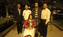 Anwaltskollegen besuchen die im Rollstuhl sitzende Ni Yulan und ihren Ehemann Dong Jiqin (links)