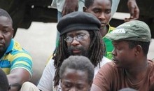 Eddson Chakuma (links, gestreiftes Shirt), Munyaradzi Gwisai (Mitte, Dreadlocks)und Tatenda Mombeyarara (rechts, Mütze)