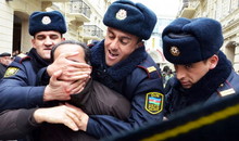 In Aserbaidschan gehen Polizisten immer wieder brutal gegen Demonstranten vor, wie hier am 12. März 2011 in Baku