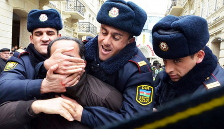 In Aserbaidschan gehen Polizisten immer wieder brutal gegen Demonstranten vor, wie hier am 12. März 2011 in Baku