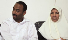 Bruder und Mutter von Mahmoud al-Sarsak
