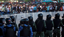 Polizisten gingen am 8. Februar 2012 in der maledivischen Hauptstadt Malé gewaltsam gegen Demonstranten vor