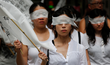 Protestierende trauern um den Menschenrechtsaktivisten Li Wangyang