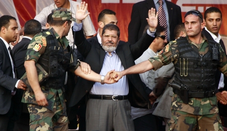 Mohammed Mursi nach seiner ersten Rede als Präsident auf dem Tahrir-Platz am 29.06.2012 in Kairo