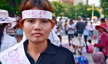 Yorm Bopha bei einer Demonstration für die Freilassung von 13 Menschenrechtsverteidigerinnen