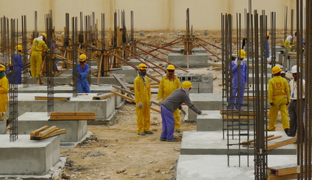 Arbeitsmigranten auf einer Baustelle in Doha im März 2013