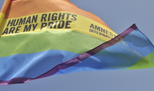 Regenbogenfahne auf einer Demonstration für die Rechte von LGBTI in Palermo am 22. Juni 2013