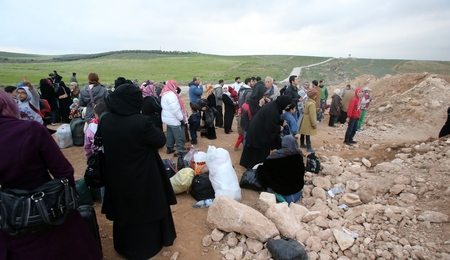 Unter den syrischen Flüchtlingen, denen die Einreise nach Jordanien verweigert wurde, sind auch Familien mit Kindern