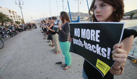 AktivistInnen in Lesvos/ Griechenland demonstrieren gegen die aktuelle Flüchtlingspolitik