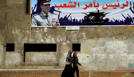 Alexandria (Ägypten) am 31.1.2014: Das Plakat zeigt den damaligen Feldmarschall und heutigen Präsidenten Abdel Fattah al-Sisi.