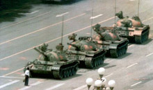 5.6.89: Demonstrant allein vor Panzern auf dem Tiananmenplatz in Peking