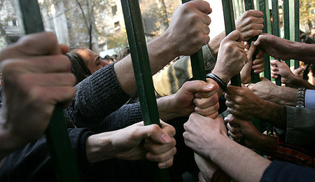 Während Demonstrationen im Dezember 2006 wird Studierenden der Zugang zur Universität in Teheran verweigert