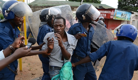 Polizisten führen Mann ab, der gegen eine dritte Amtszeit des Präsidenten Nkurunziza protestiert