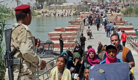 Bewohner der Stadt Ramadi auf der Flucht vor den heranrückenden Truppen des "Islamischen Staates" im Mai 2015