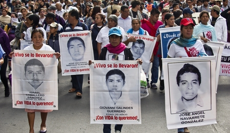 Freunde und Verwandte der 43 "verschwundenen" Studenten aus Ayotzinapa bei einer Demonstration am 26. März 2015 in Mexiko-Stadt