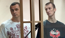 Oleg Sentsov (links), ein bekannter ukrainischer Regisseur, und Ökologe Aleksandr Kolchenko vor Gericht in Russland