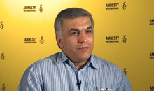 Nabeel Rajab vor einer Amnesty Pressewand