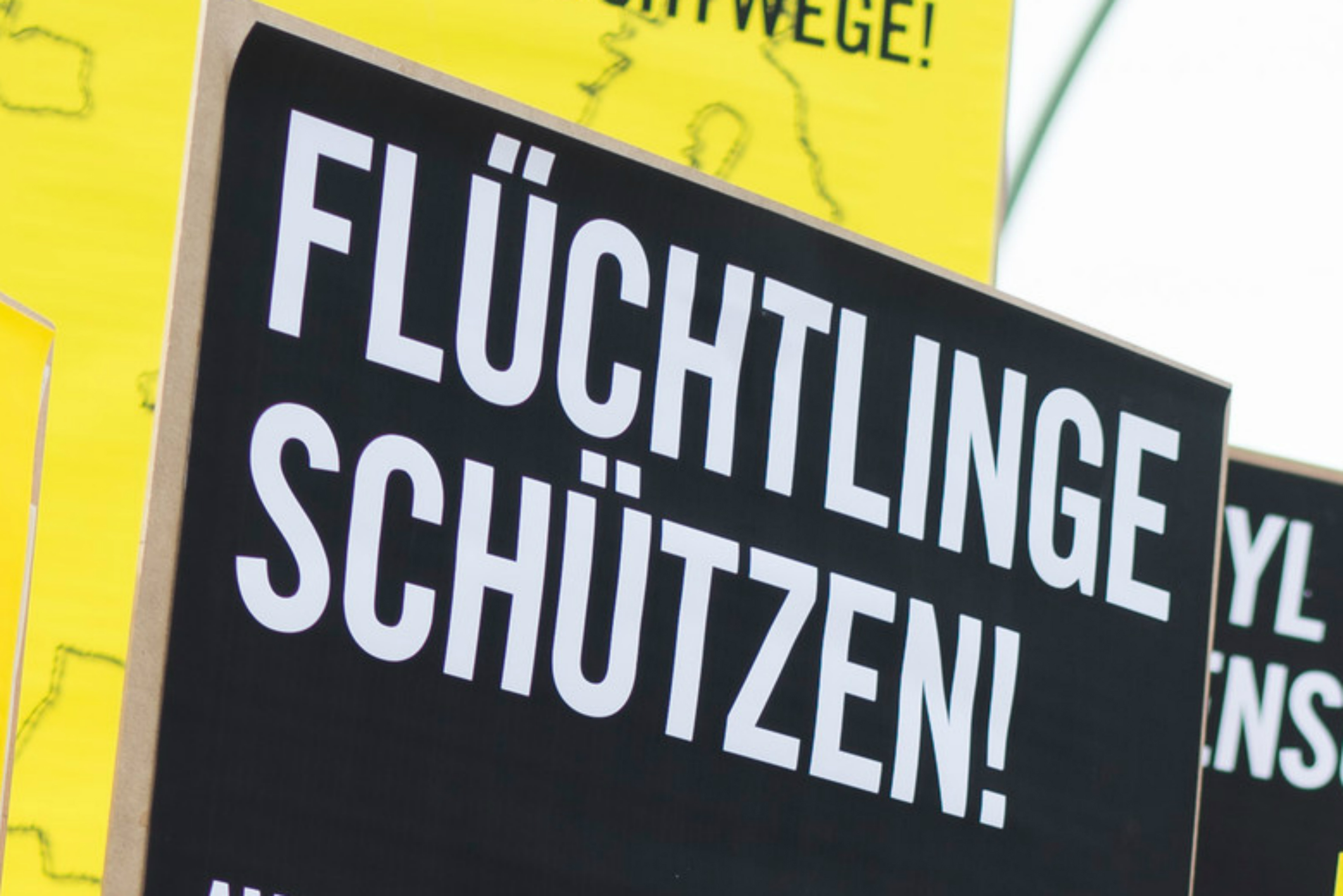 Ein Schild mit der Aufschrift: "Flüchtlinge schützen"