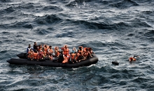 Flüchtlinge versuchen im September 2015 die griechische Insel Lesbos zu erreichen