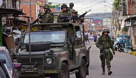 Brasilianisches Militär auf Patrouille in der Favela Mare in Rio de Janeiro (Oktober 2014)
