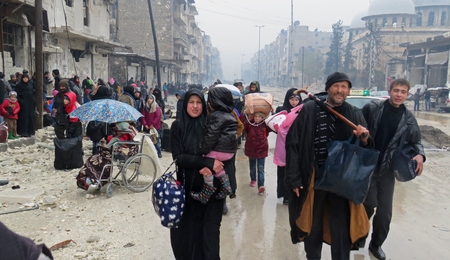 Einwohnerinnen und Einwohner Aleppos fliehen vor den Kämpfen im Stadtviertel Bustan al-Qasr am 13. Dezember 2016