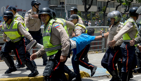 Sicherheitskräfte nehmen einen Demonstranten in der venezolanischen Haupstadt Caracas fest, 4. April 2017